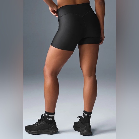 NWT ALO Yoga 5" Airlift Energy Short- Black/ Size X-Small (2-4) - Picture 3 of 10
